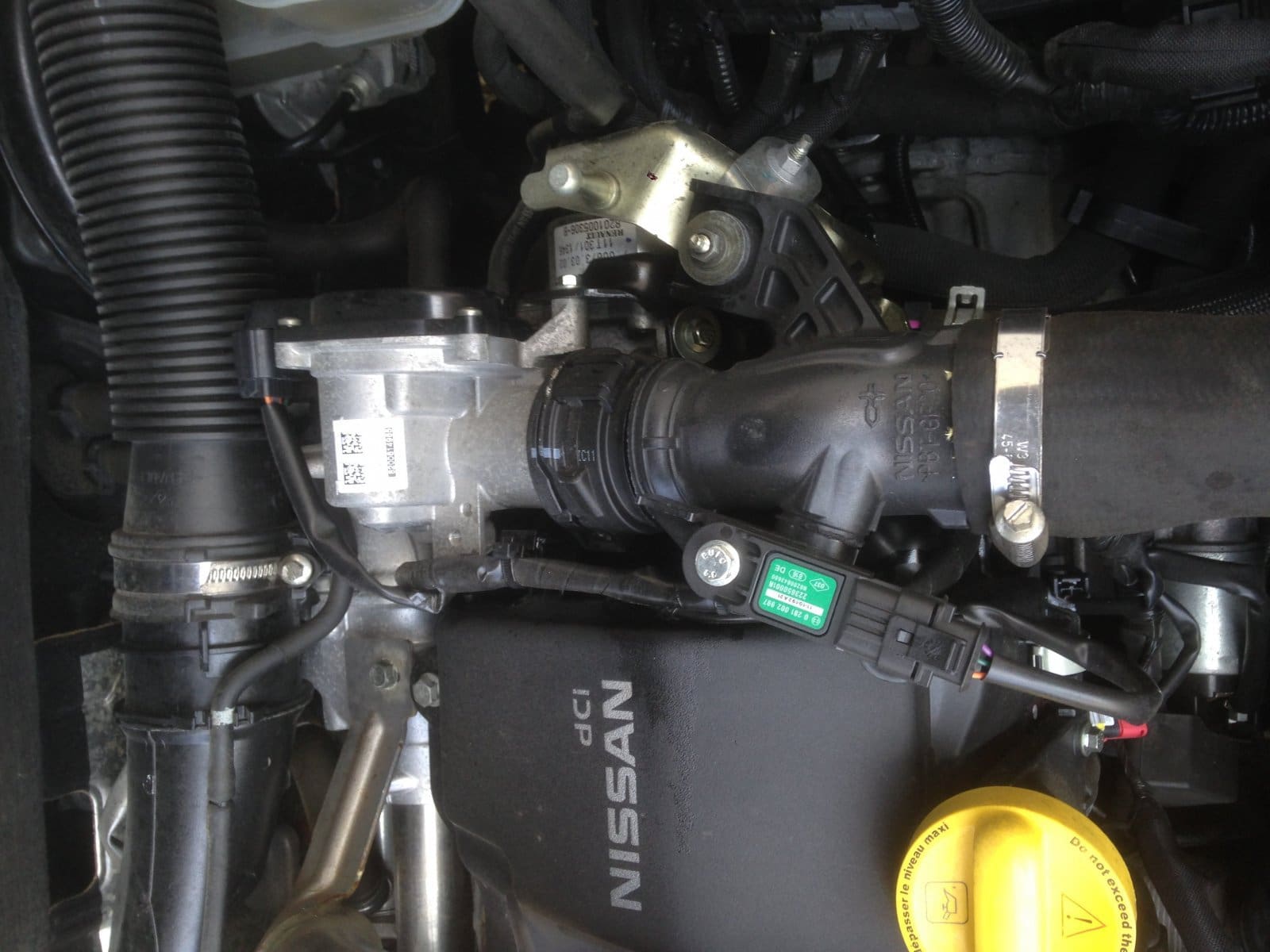Voyant moteur rouge allumé sur le tableau de bord d’un Nissan Qashqai 1.5 dCi
