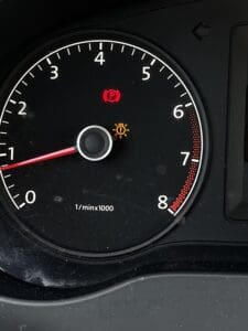 Voyant orange d'ampoule grillée affiché sur le tableau de bord d'une Volkswagen