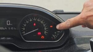 Voyant orange moteur allumé sur le tableau de bord d'une Peugeot 208