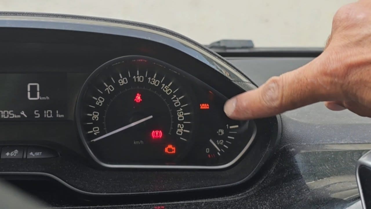 Voyant orange moteur allumé sur le tableau de bord d'une Peugeot 208