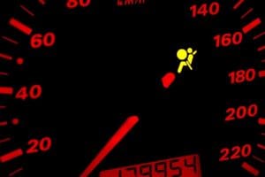 Voyant orange point d'exclamation allumé sur un tableau de bord de voiture, signifiant une alerte à ne pas ignorer