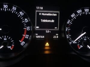 Voyant orange avec point d'exclamation allumé sur le tableau de bord d'une voiture