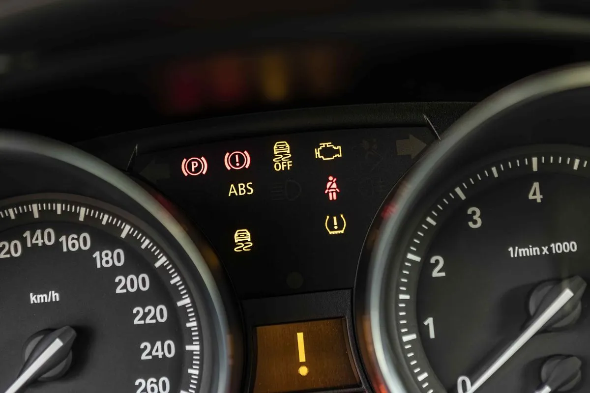 Voyant point d'exclamation allumé sur tableau de bord : causes et solutions