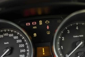 Voyant point d'exclamation allumé sur tableau de bord de voiture – explication des causes possibles