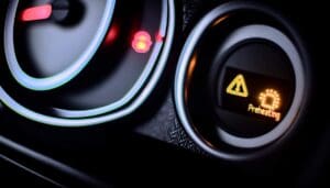 Voyant de préchauffage allumé sur une Clio 2 avec illustration des causes