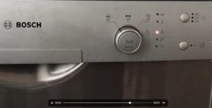 Voyant robinet clignotant sur lave-vaisselle Bosch en gros plan