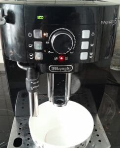 Voyant rouge allumé sur une cafetière Delonghi Magnifica S indiquant un problème de fonctionnement