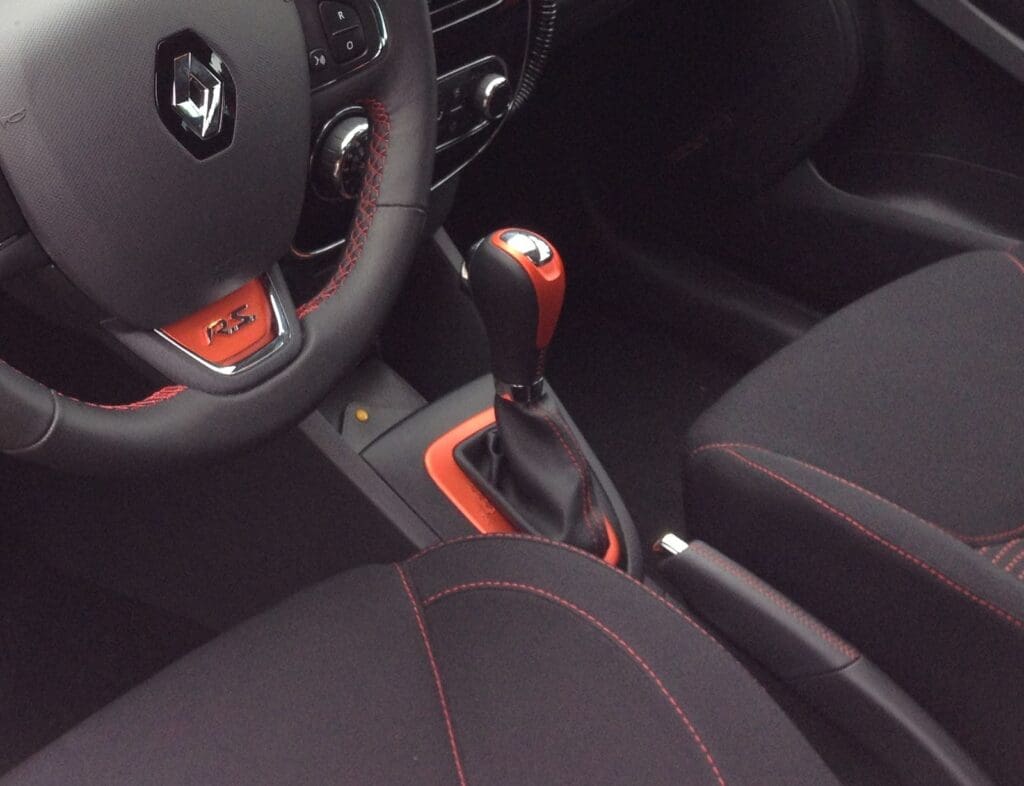 Voyant SERV allumé sur le tableau de bord d'une Renault Clio 2 avec message d'alerte