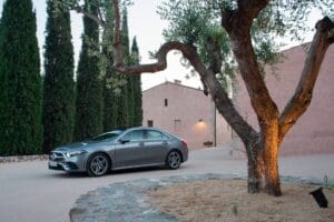 Voyant SRS allumé sur tableau de bord Mercedes avec conducteur préoccupé