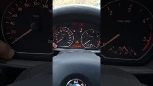 Tableau de bord affichant plusieurs voyants allumés sur une BMW Série 1