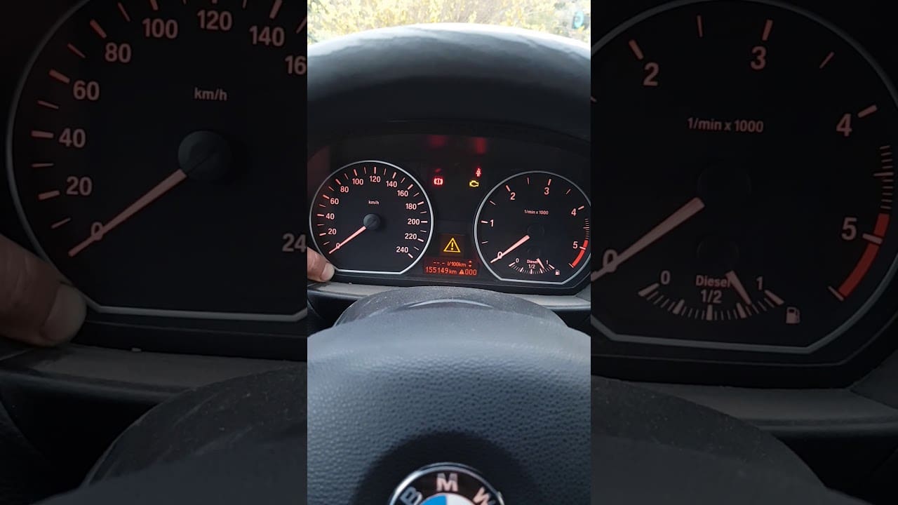 Tableau de bord affichant plusieurs voyants allumés sur une BMW Série 1