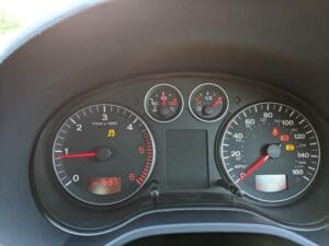 Tableau de bord d'Audi A3 avec voyants ESP et ABS allumés