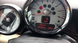 Tableau de bord d'une Mini Cooper affichant les principaux voyants lumineux