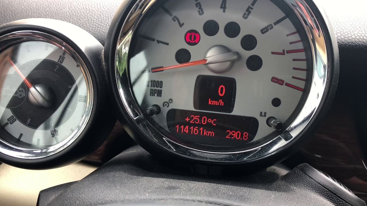 Tableau de bord d'une Mini Cooper affichant les principaux voyants lumineux