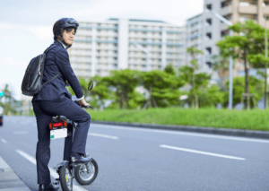 homme velo electrique