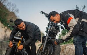 Motard vérifiant sa moto avant de prendre la route