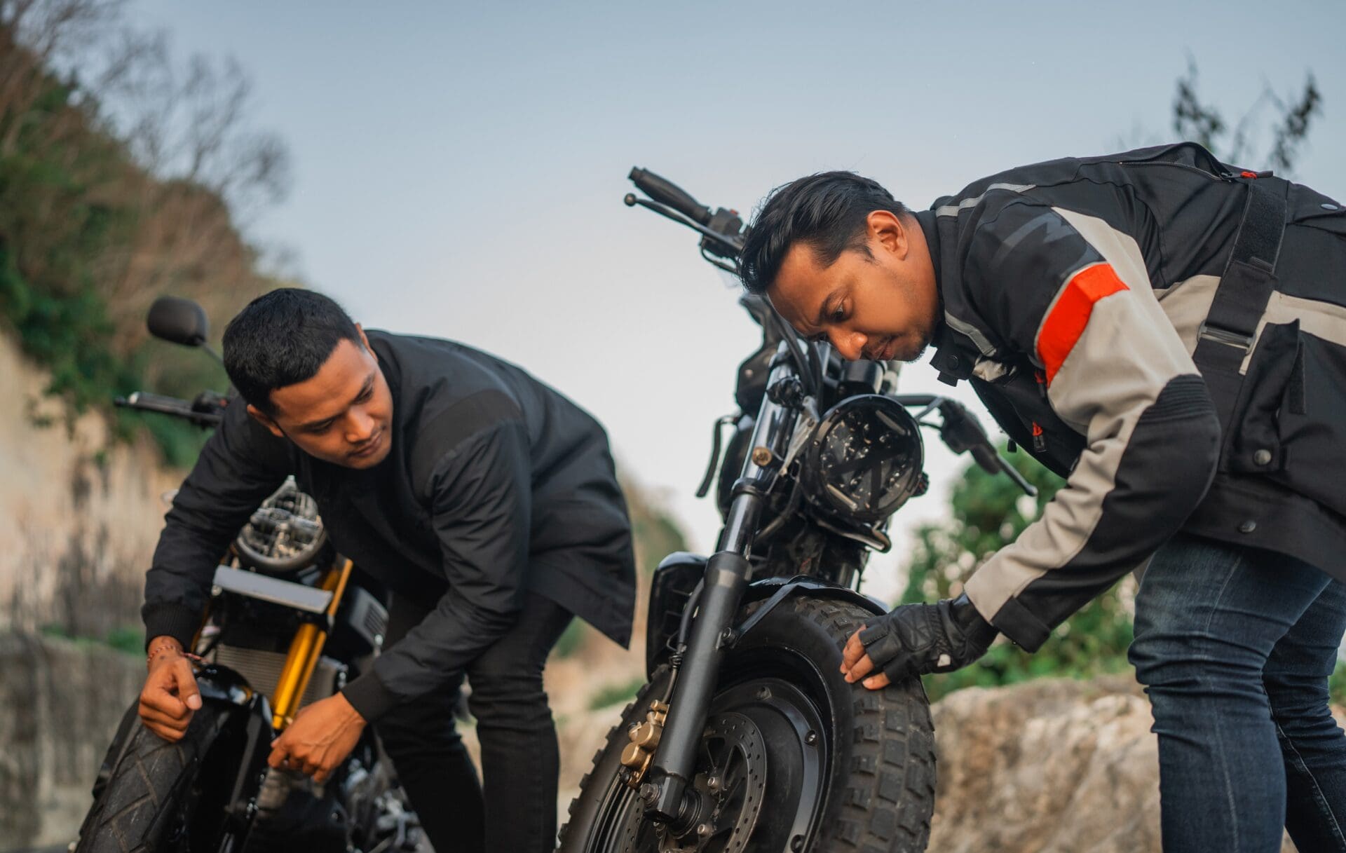 Motard vérifiant sa moto avant de prendre la route