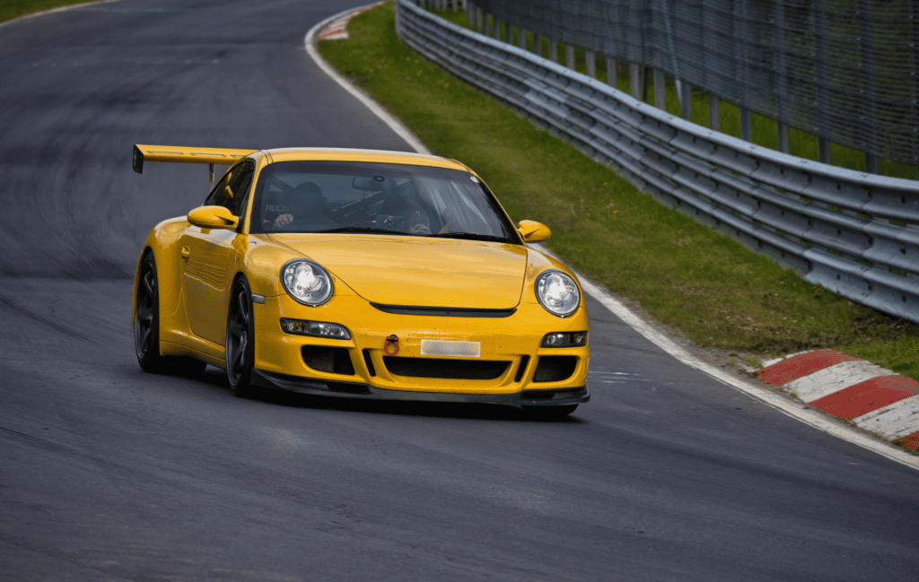 voiture de sport sur circuit