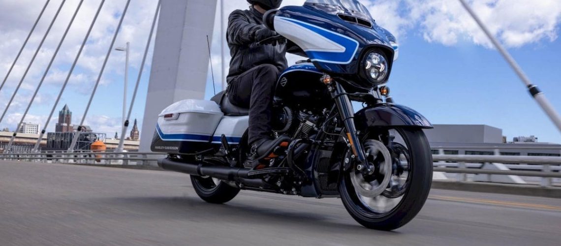 01_Harley-Davidson_Street_Glide_Special_Arctic_Blast_Limited_Edition.jpg
