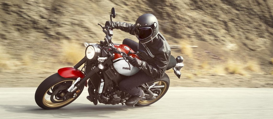 01_Yamaha_XSR900_2020_Dynamic_White.jpg