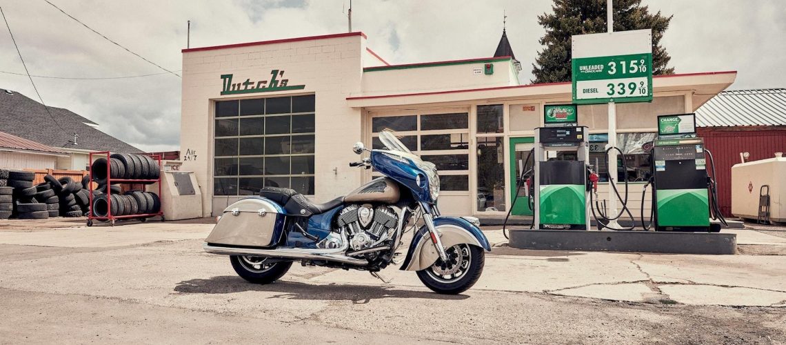 10_Indian_Motorcycle_Chieftain_Classic_2019_Deep_Water_Metallic_over_Dirt_Track_Tan.jpg