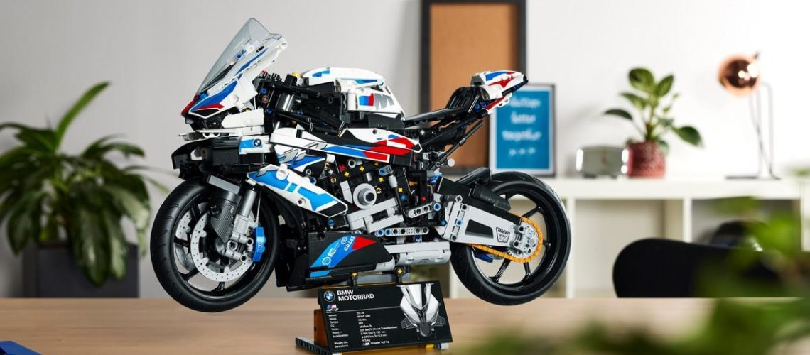BMW-M-1000-RR-Lego-Technic-2.jpg
