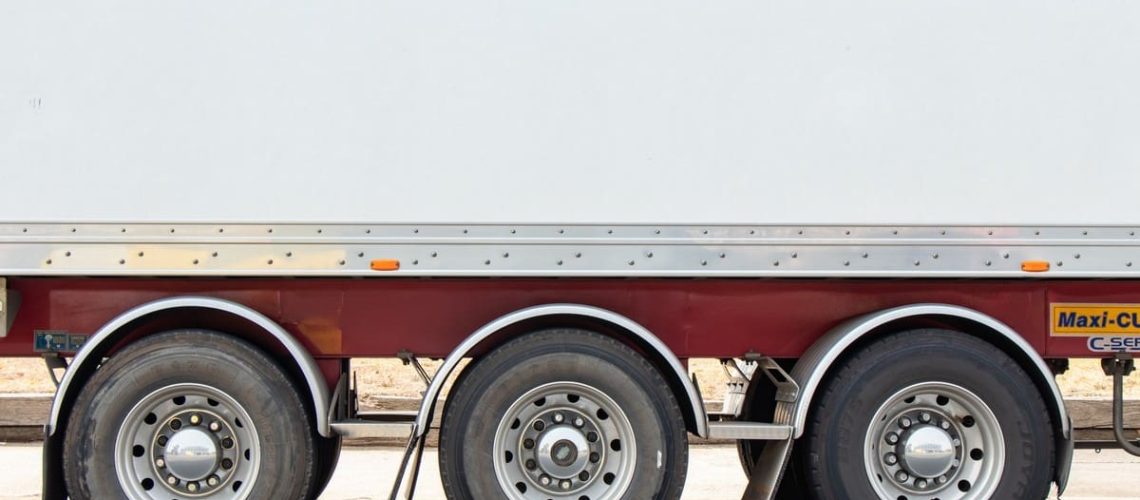 Camion-con-gomme-consumate-photo-mitchell-luo-unsplash.jpg