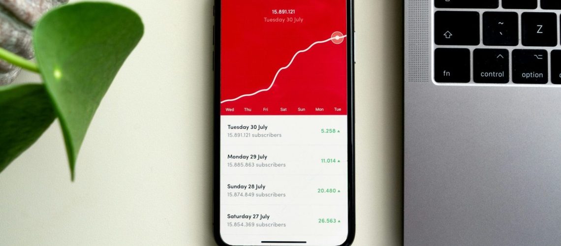 Comment Tesla utilise-t-elle YouTube pour révolutionner la communication et le marketing ?