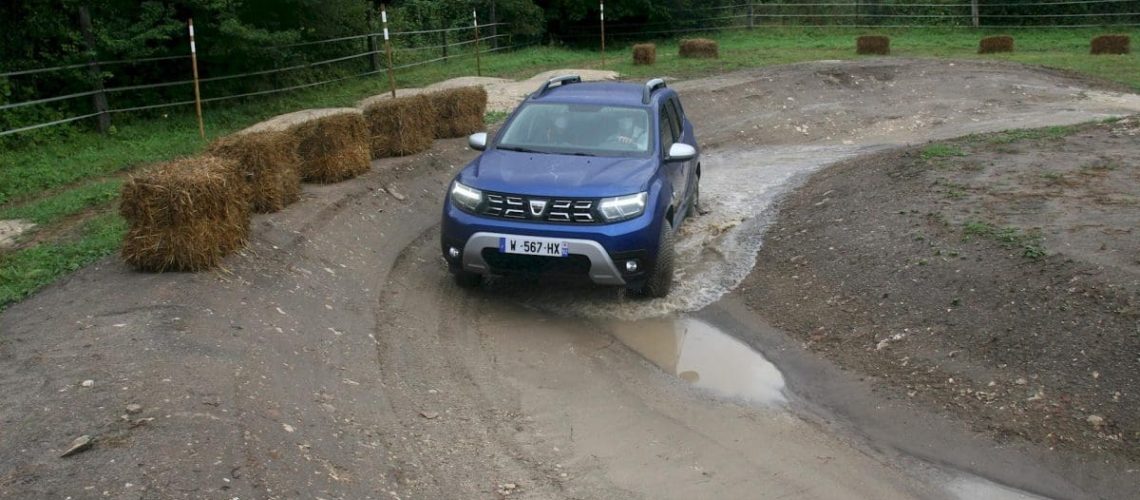 Dacia-Duster-2021-curva-offroad.jpg