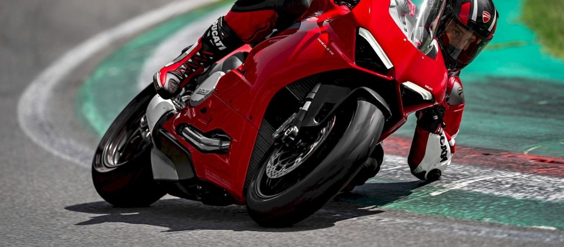 Ducati-Panigale-V2-2020-01.jpg
