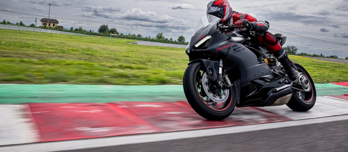 Ducati-Panigale-V2-Black-on-Black-Livery-1.jpg