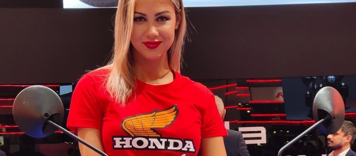 Eicma-girls-ragazze-salone-01-1.jpg