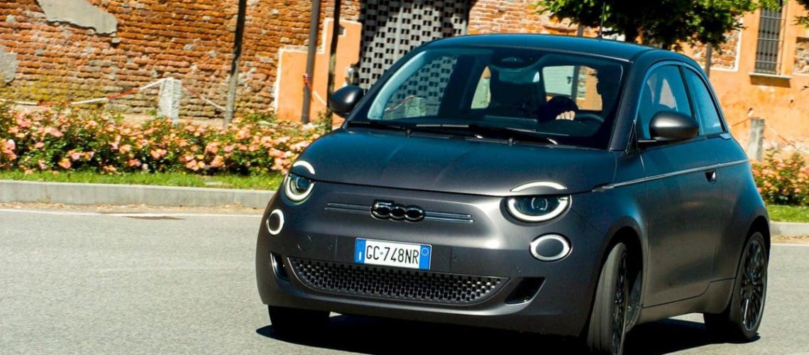 Fiat-500e-curva-rotonda.jpg