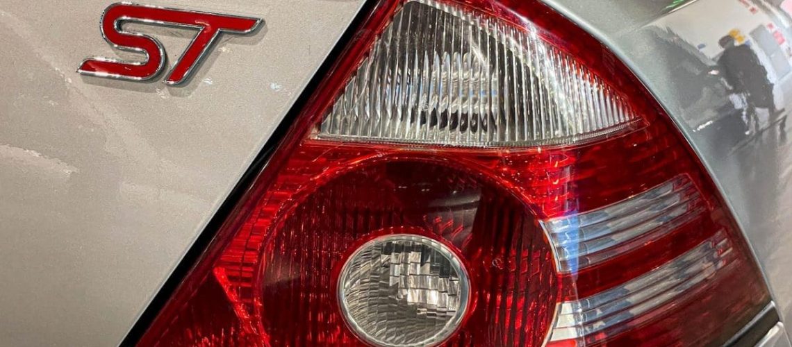 Ford-Mondeo-ST-fari-posteriori-e-logo.jpg