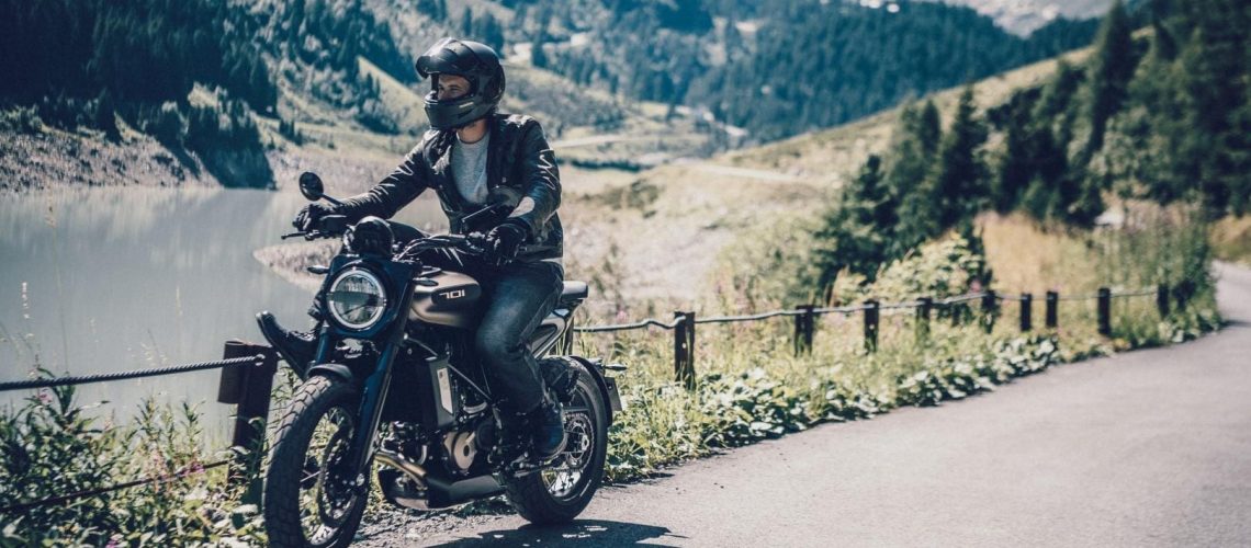 Husqvarna-abbigliamento-moto-2020-3-Large.jpg