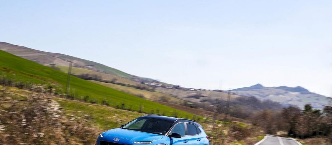 Hyundai-Kona-curva.jpeg