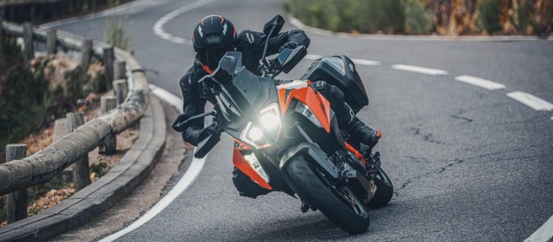 KTM-1290-Super-Duke-GT-2022-19.jpg