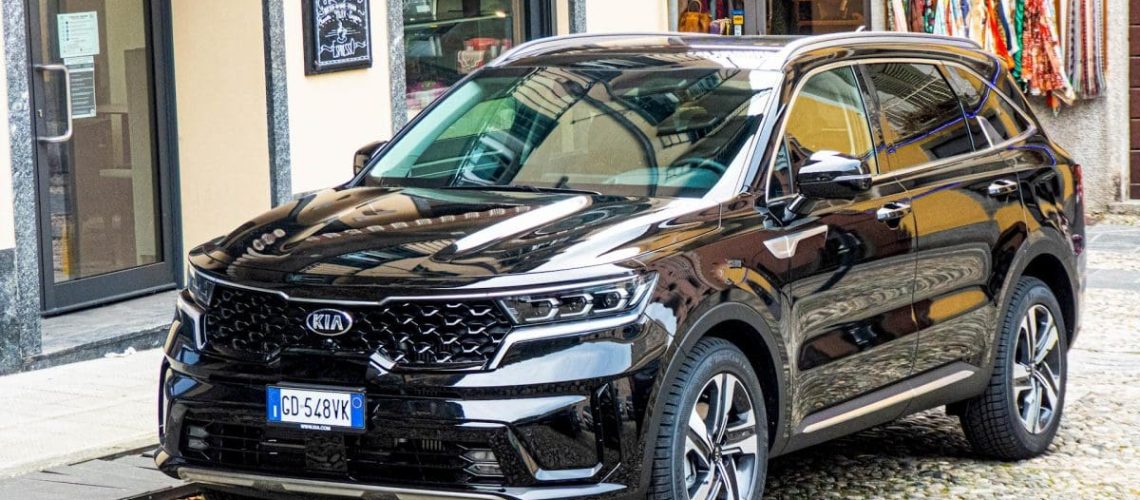 Kia-Sorento-PHEV-3-4-anteriore-paese.jpg