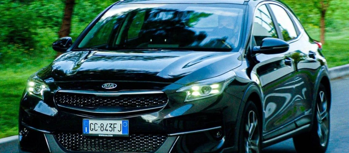 Kia-XCeed-GPL-moto-anteriore-alto-verde-e1622221626943.jpg