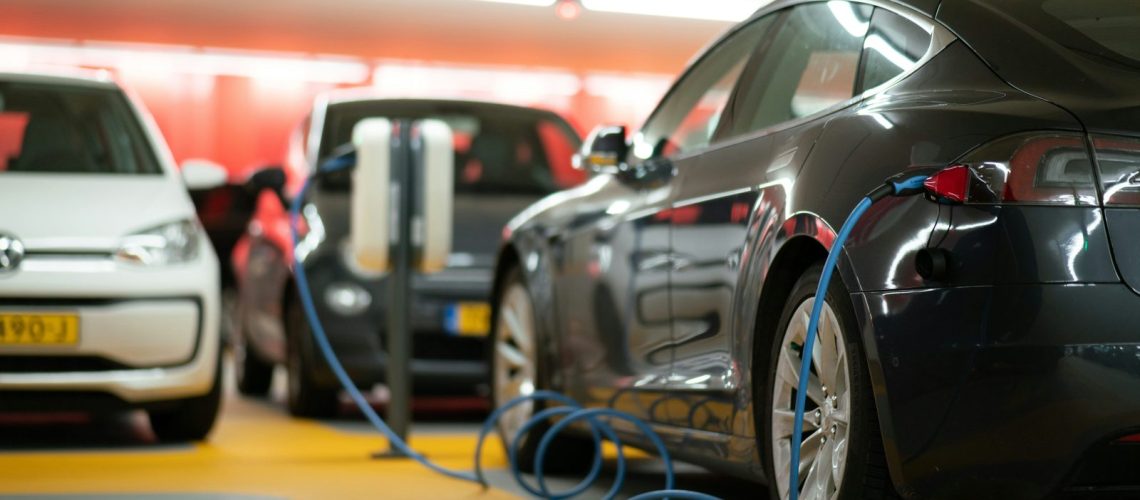 découvrez les avantages des véhicules électriques : économie d'énergie, respect de l'environnement, performances et confort.