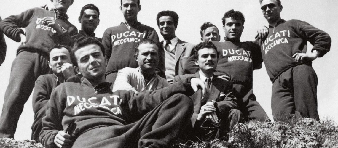 Leopoldo-Tartarini-Giorgio-Monetti-e-la-squadra-Ducati.jpg