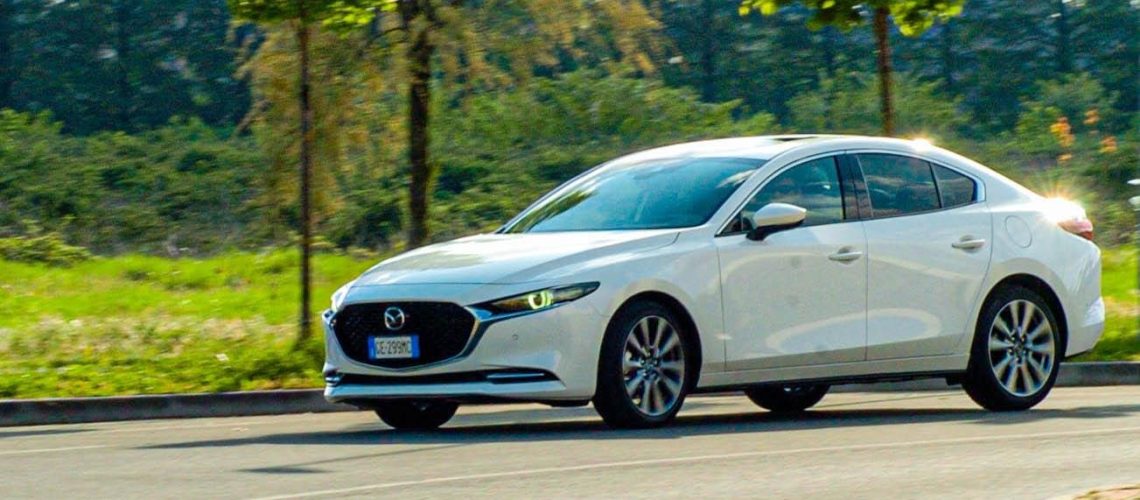 Mazda3-Sedan-moto-curva.jpg