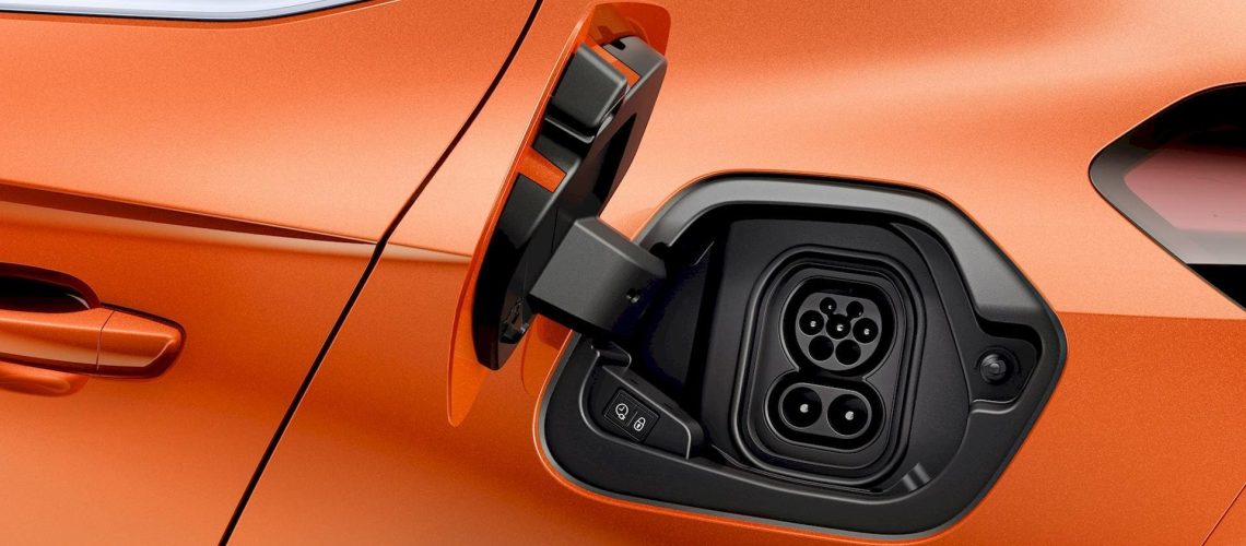 Opel-Corsa-e-presa-ricarica.jpg