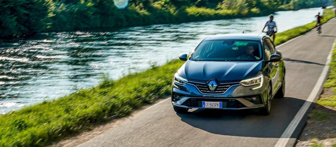 Renault-Megane-E-Tech-anteriore-campagna.jpg