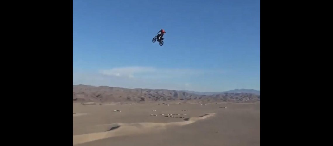 Salto-moto-nel-deserto.jpg