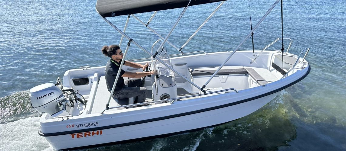 Bateau Terhi 450 propulsé par un moteur 6cv, idéal pour les balades sans permis