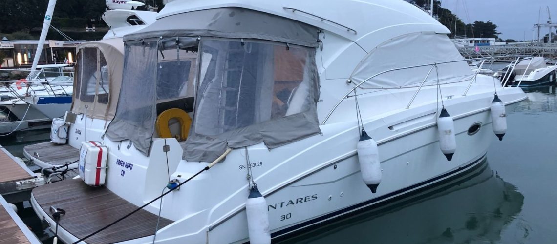Modèle Beneteau Antares 30 Fly, bateau à moteur d'occasion haut de gamme