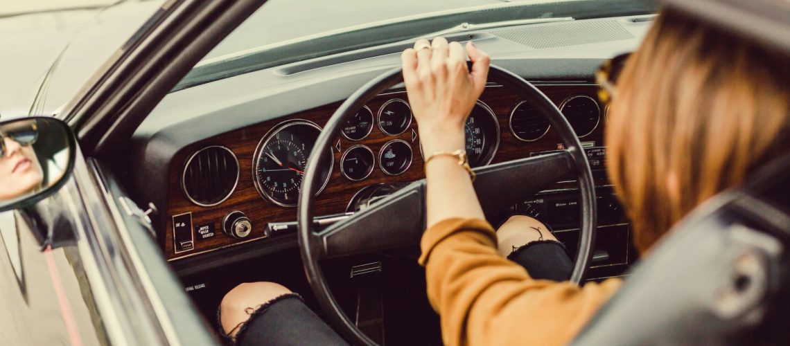 mains femme sur le volant