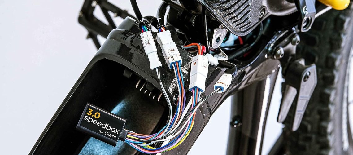 Débridage d’un VTT électrique avec moteur roue arrière sur chemin tout-terrain