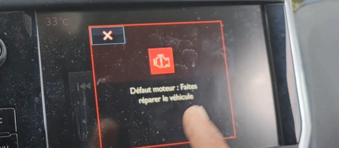 Message défaut moteur sur tableau de bord Peugeot 208 nécessitant réparation